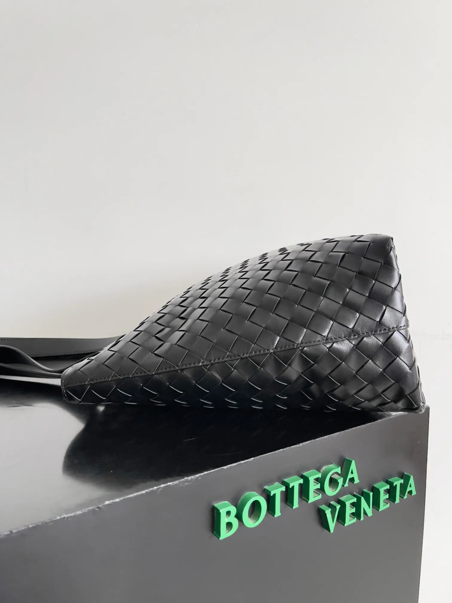 Batch 2360 BV zippered black tote bag is online. Are you still looking for a simple zippered tote bag? Take a look at BV's simple, low-key, practical, large-capacity, versatile and yet outdated large tote bag with its own unique style. The zipper opening and closing are safe and high-quality leather shows more connotation. The full cowhide is lined to keep the light weight. Small items also have their own exclusive storage. It is truly a durable commuter bag that can accompany you through spring, summer, autumn and winter. Style number: 786666 Size: 44*35*17cm